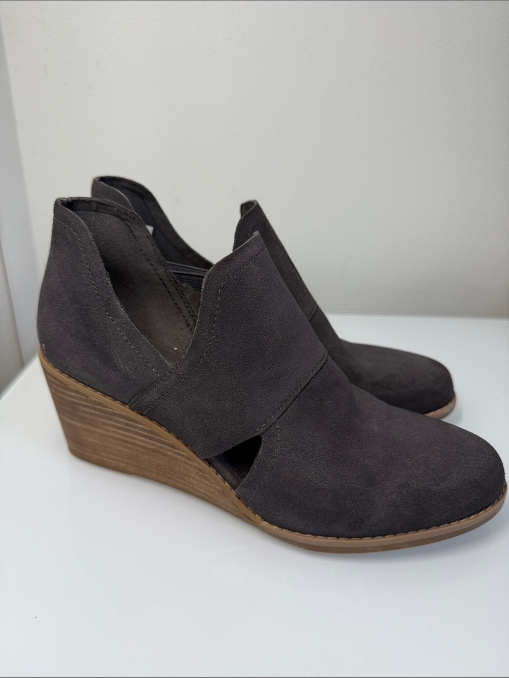 TOMS Women's Kallie Cutout Wedge Booties in Pavement Gray Suede -Size 8